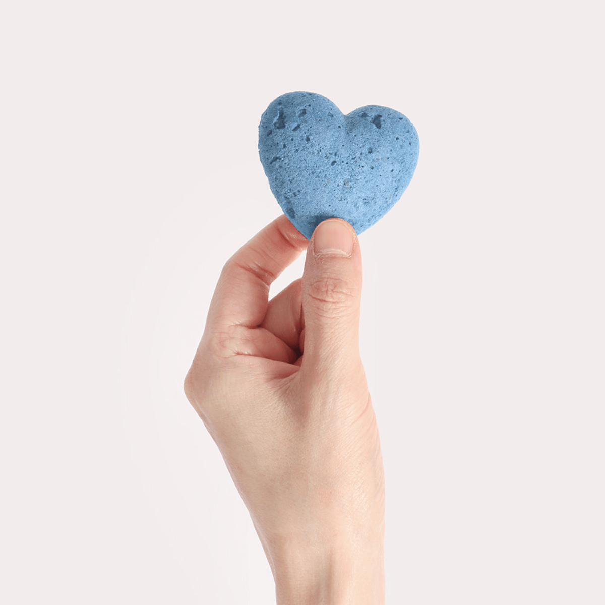 A single Arlo Kitchen Veggie Detox Denti Blue held up against a white bcakground.