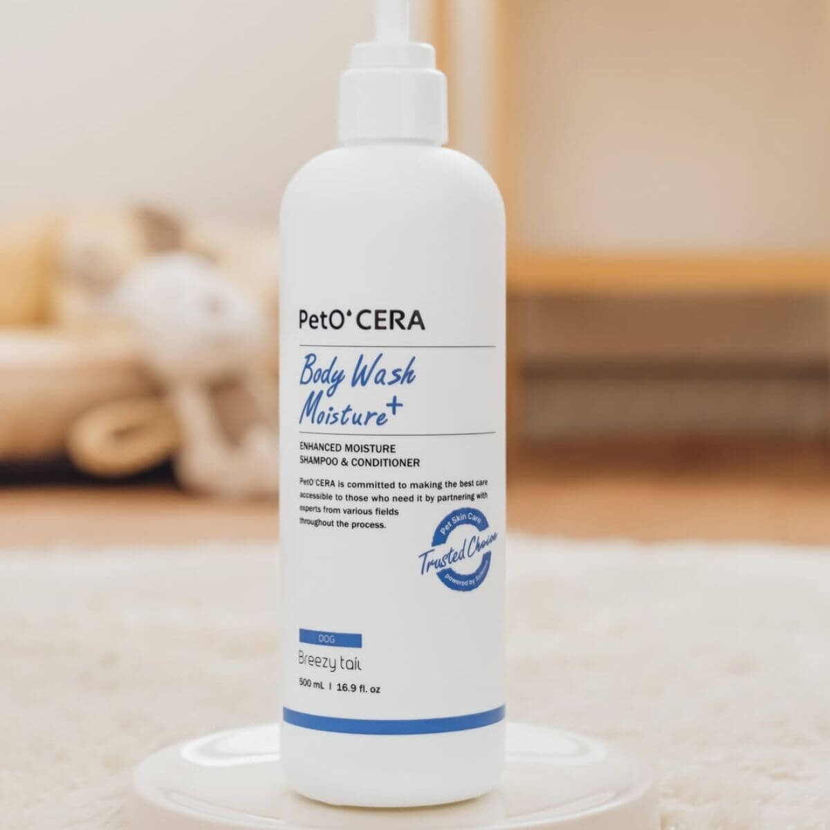 PetO'CERA Body Wash Moisture Plus against a living room backdrop.