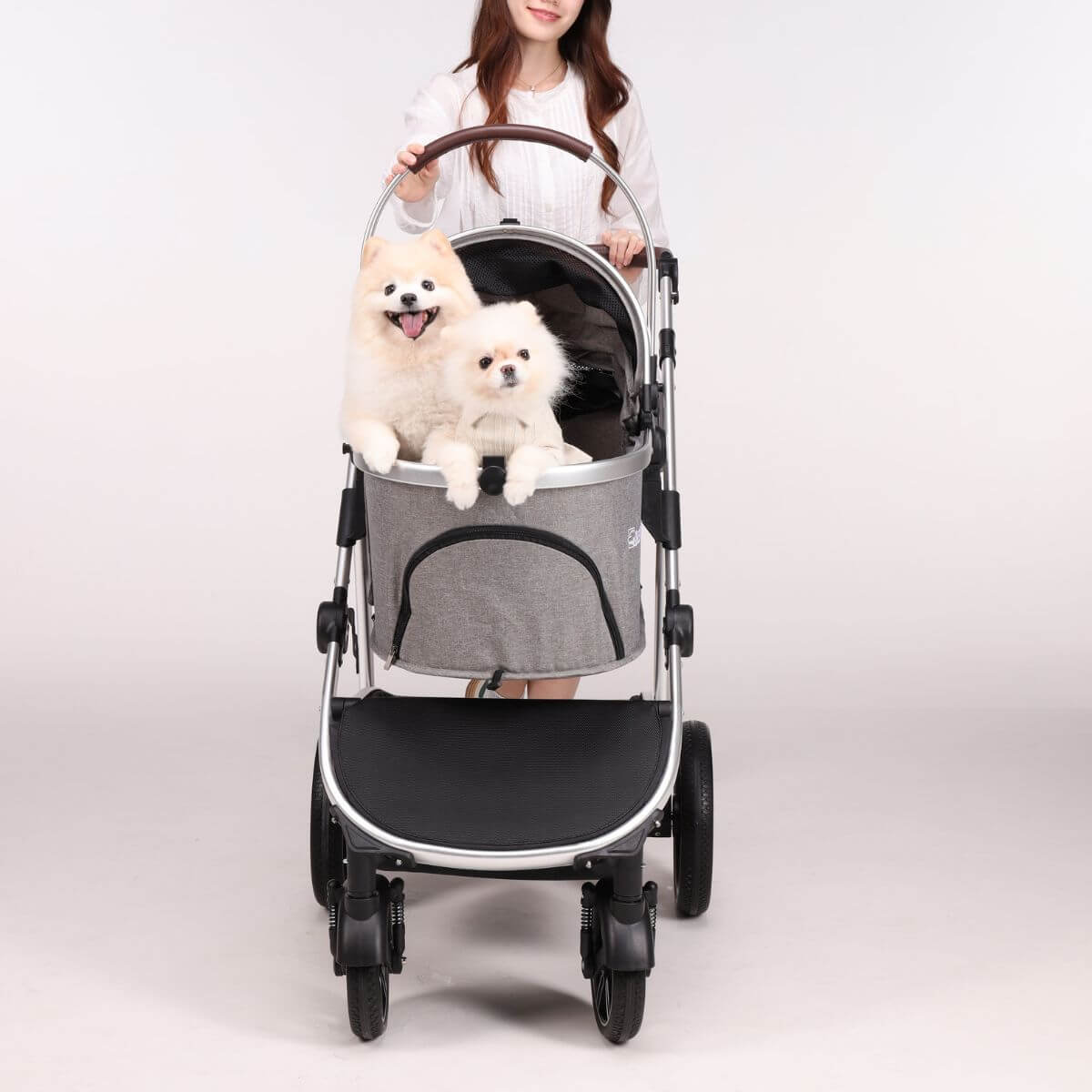 Bernd Pets Prime V2 with ISOFIX Glacier Grey with 2 dogs in it against a white background.