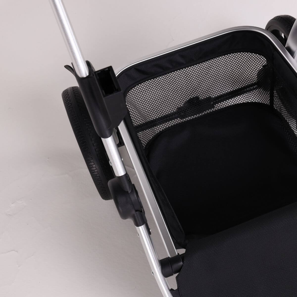 Bernd Pets Prime V2 with ISOFIX Glacier Grey against a white background.