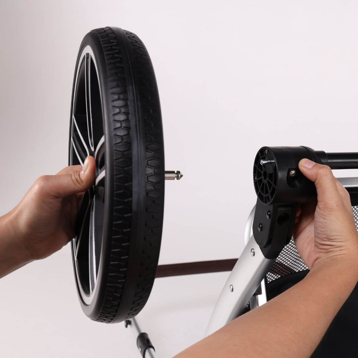Detachable wheel of Bernd Pets Prime V2 with ISOFIX Glacier Grey against a white background.
