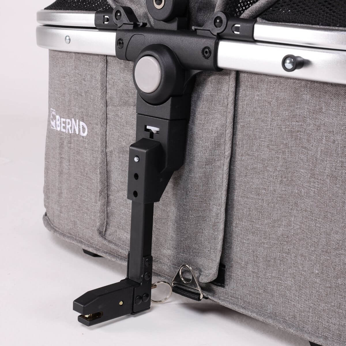 Bernd Pets Prime V2 with ISOFIX Glacier Grey against a white background.