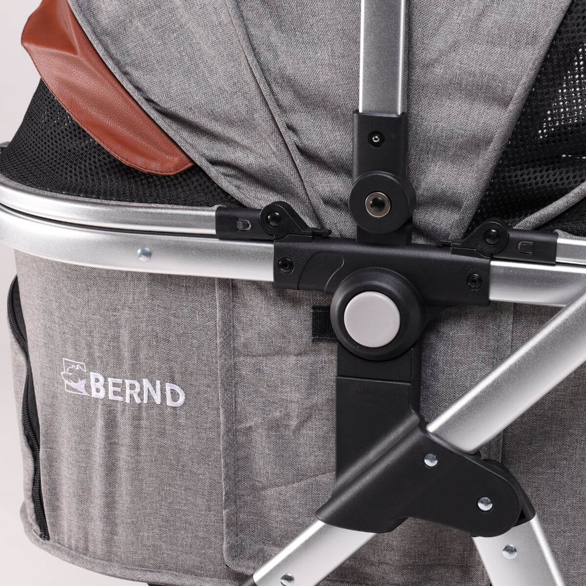 Bernd Pets Prime V2 with ISOFIX Glacier Grey against a white background.