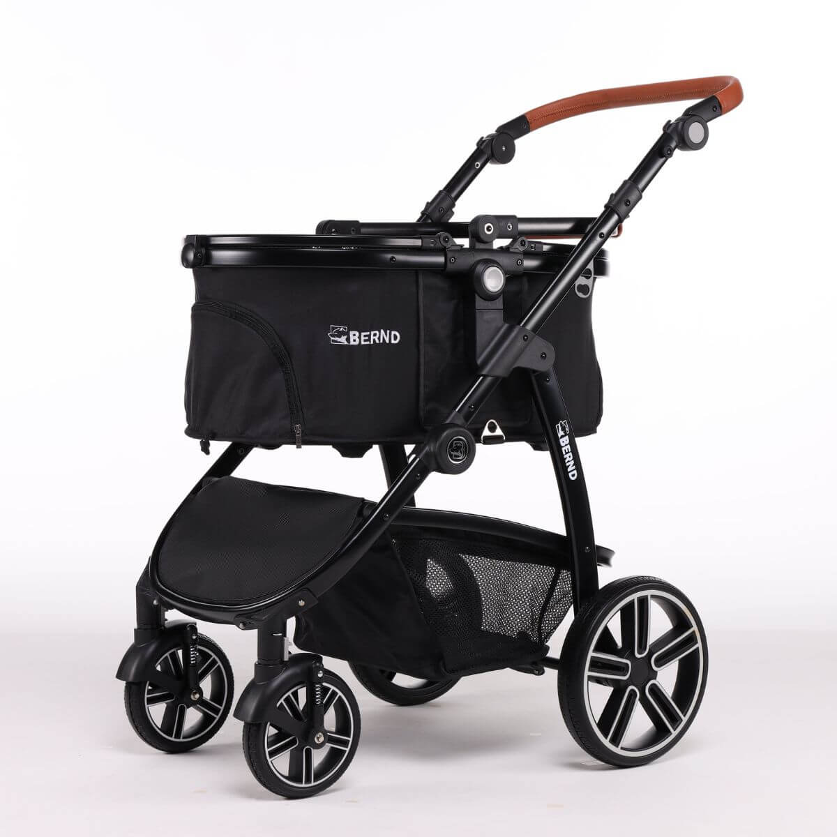 Bernd Pets Prime V2 with ISOFIX Raven Black against a white background without the canopy.