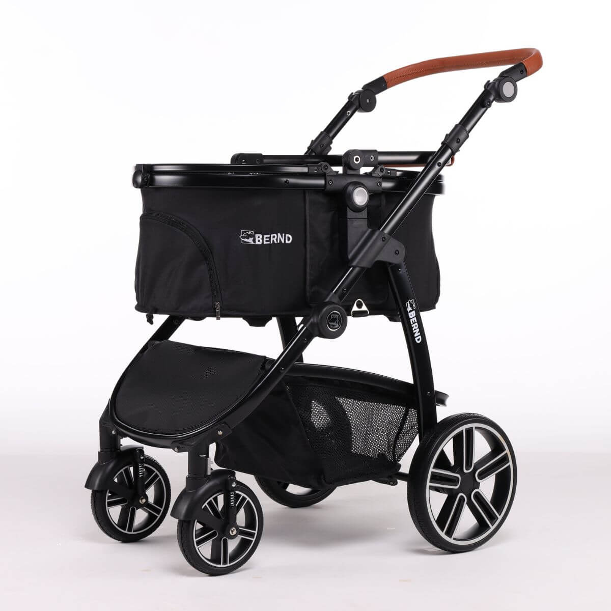 Bernd Pets Prime V2 with ISOFIX Raven Black against a white background.