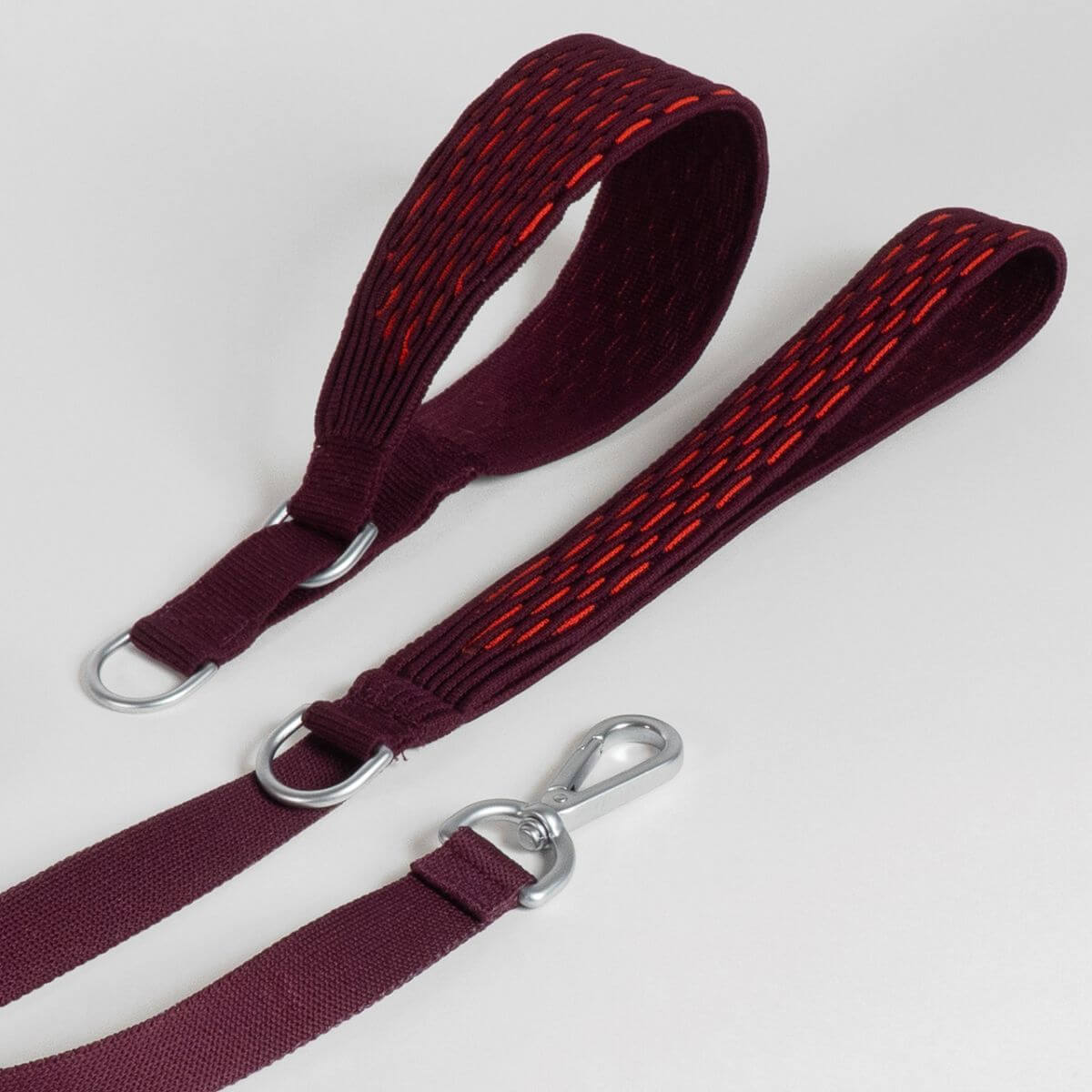 Masimalo 3D Knit lead in aubergine / lava against a white background.