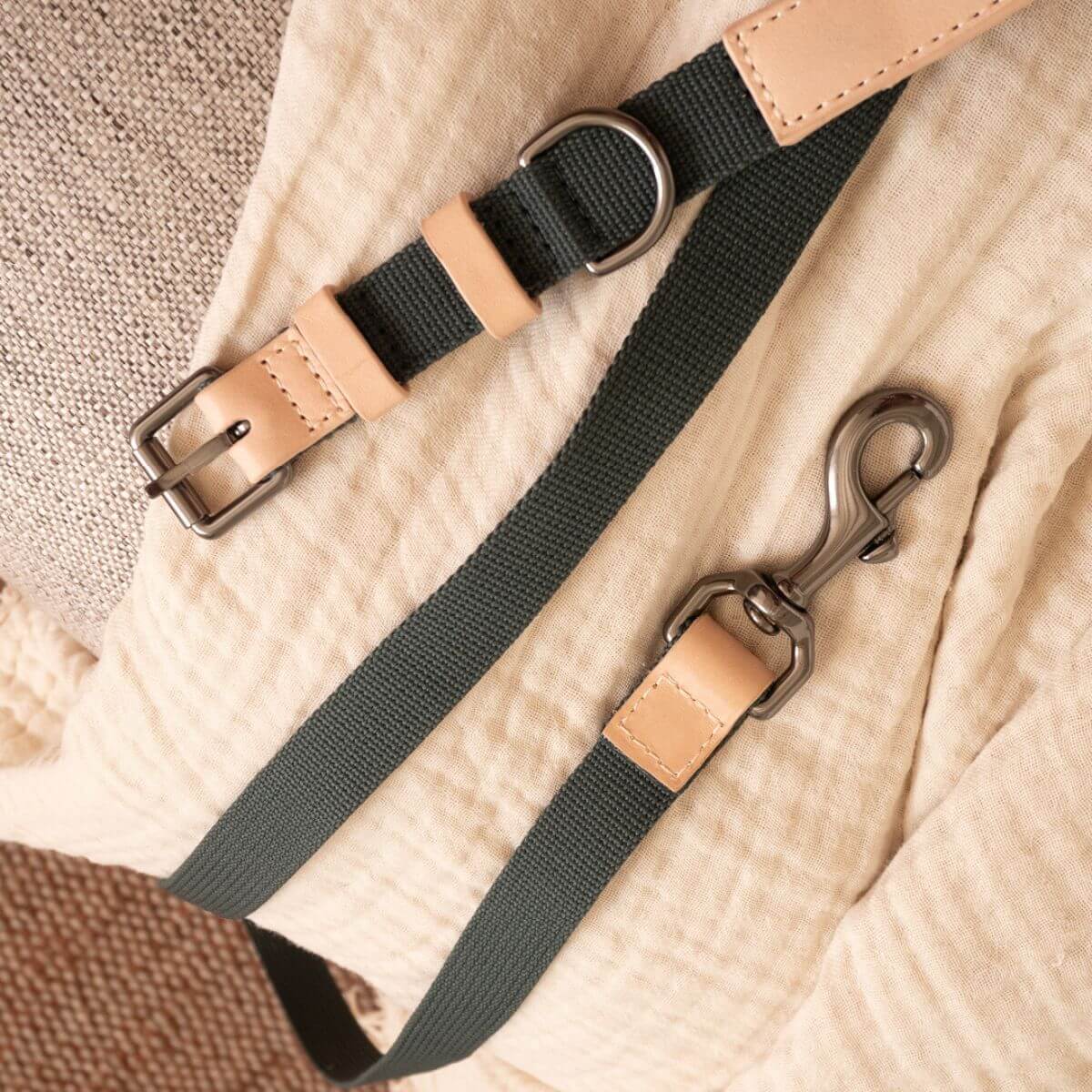 Masimalo Collar and leash in Natural / Pine on linen sheets.